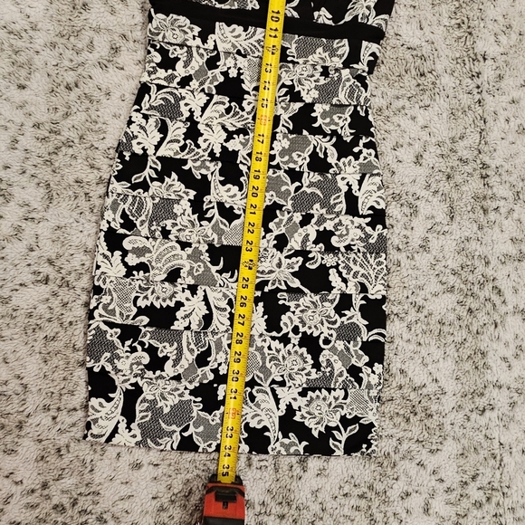 White House Black Market NWT Sz 4 Floral Print Tier Slimming Sleeveless Dress - Picture 9 of 13